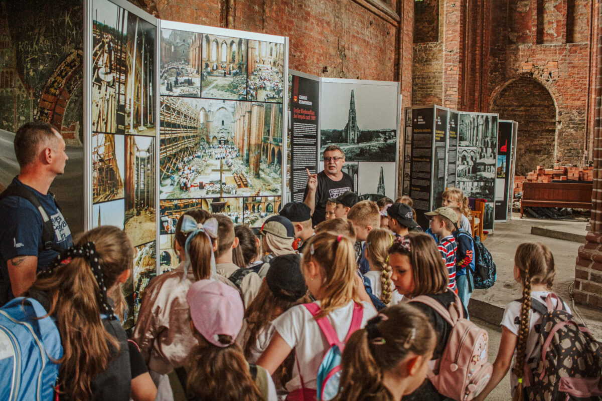 Uczniowie poznali historię poprzez stare fotografie [zdjęcia]