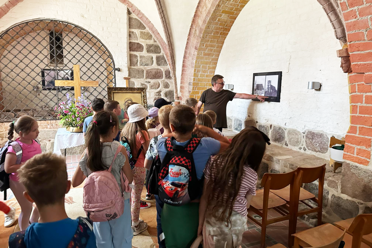 Uczniowie Szkoły Podstawowej nr 2 w Chojnie na wycieczce „Śladami dawnych chojeńskich fotografii” [zdjęcia]